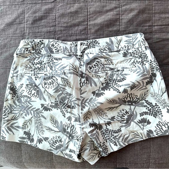 Old Navy-pixie short, floral pattern in gray - Picture 3 of 6